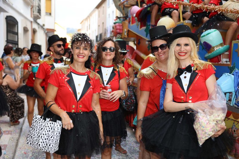 Les carrosses de Gata omplin el recorregut d’enginy, confeti,… i crítiques per l’entrada de bous “sorpresa” Les carrosses de Gata omplin el recorregut d’enginy, confeti,… i crítiques per l’entrada de bous “sorpresa”